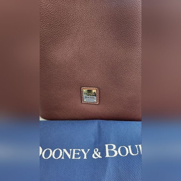 NWOT Dooney & Bourke Saffiano Drawstring Leather Shoulder Bag In Wine - Picture 3 of 10